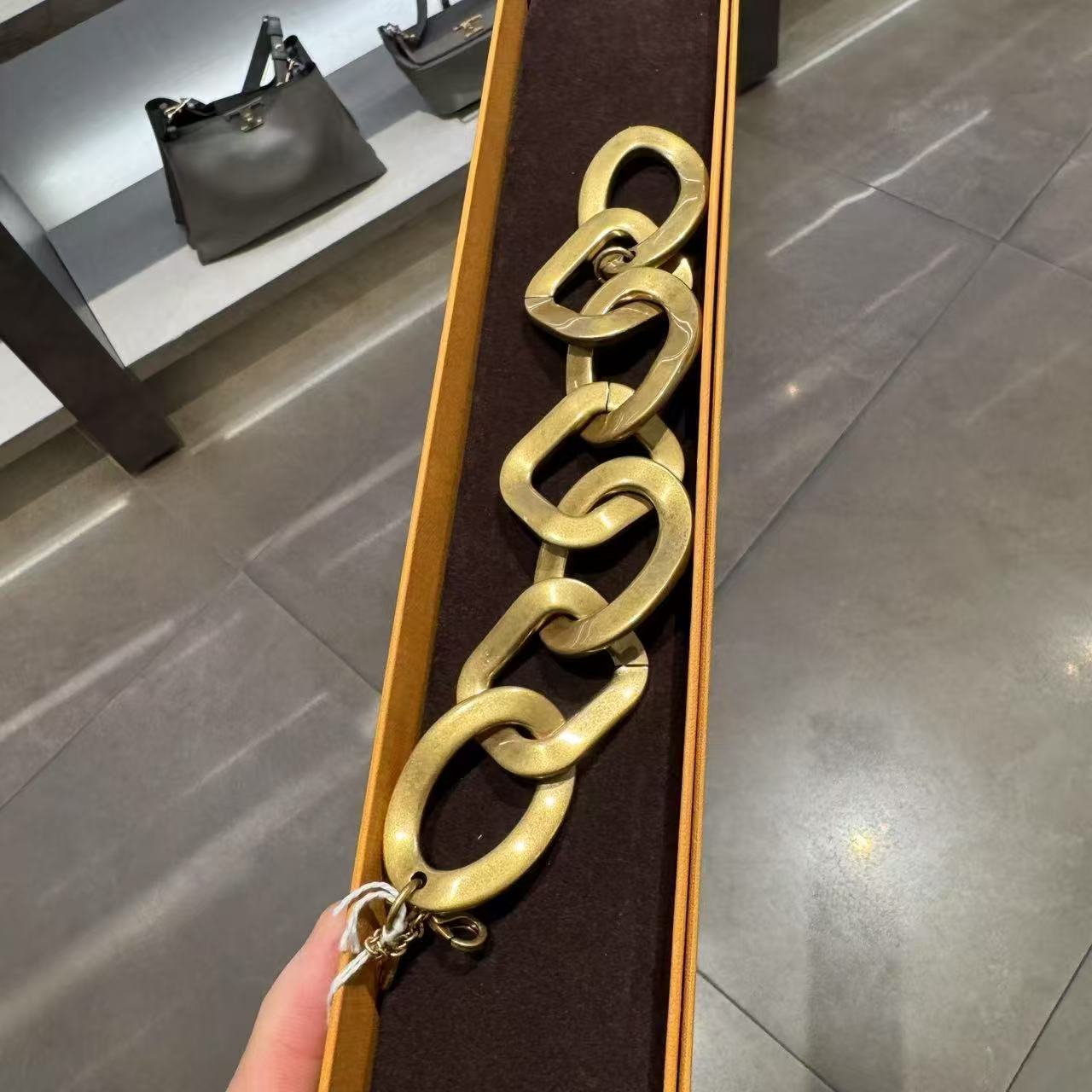 巴黎世家回形针手链材质大揭秘：金属魅力，潮流必备！