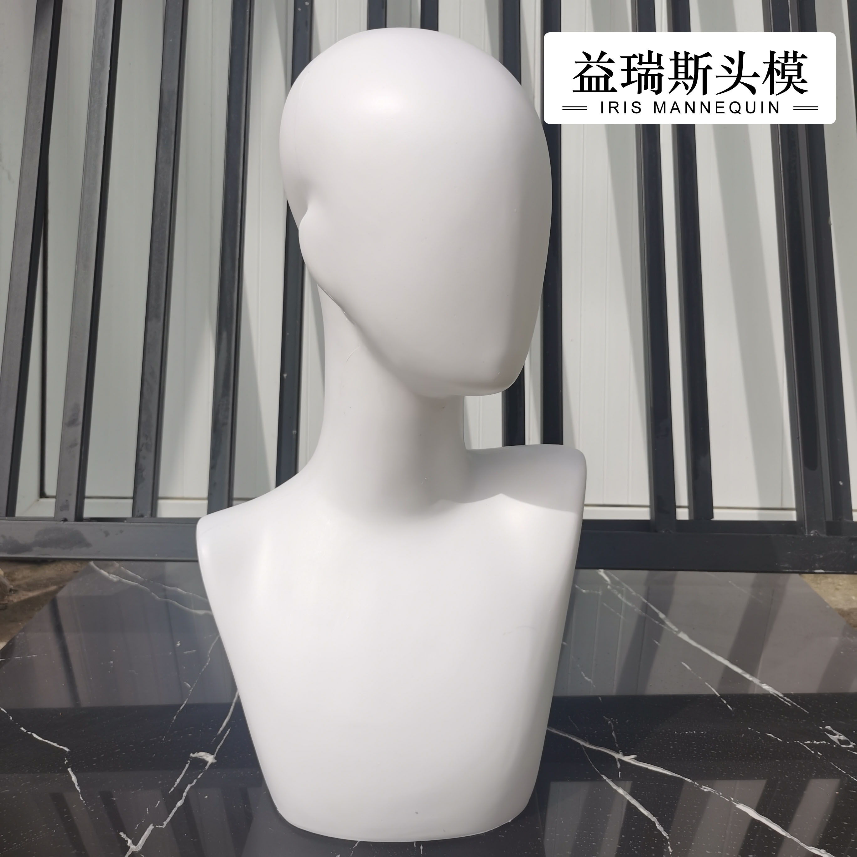 白色带肩膀假人头Cosplay假发展示：工厂直销，打造完美造型的秘密武器！