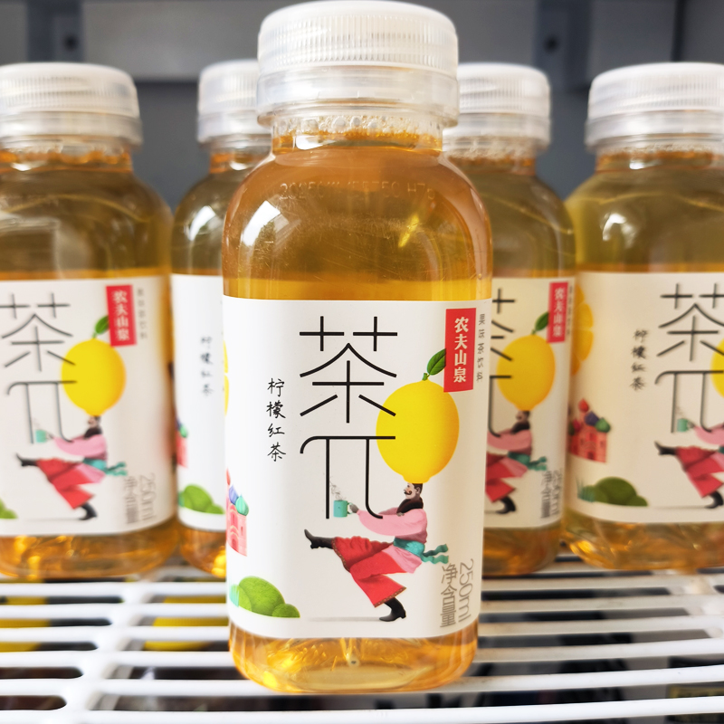 农夫山泉茶π柠檬红茶：解渴神器，清新柠檬风味的茶饮新选择！
