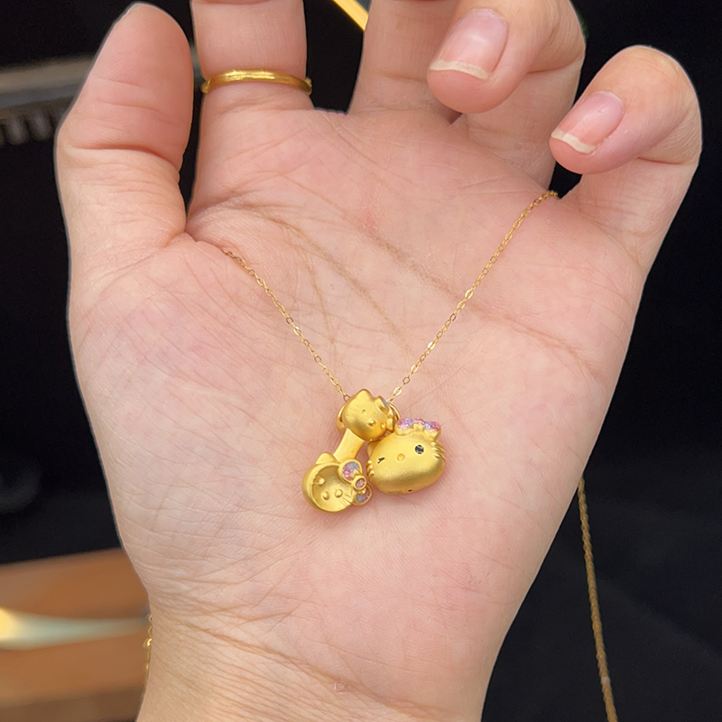 黄金KT勺子吊坠999足金粉色蝴蝶结Hello Kitty金汤匙卡通锁骨项链：萌系珠宝新宠，让你心动不已！