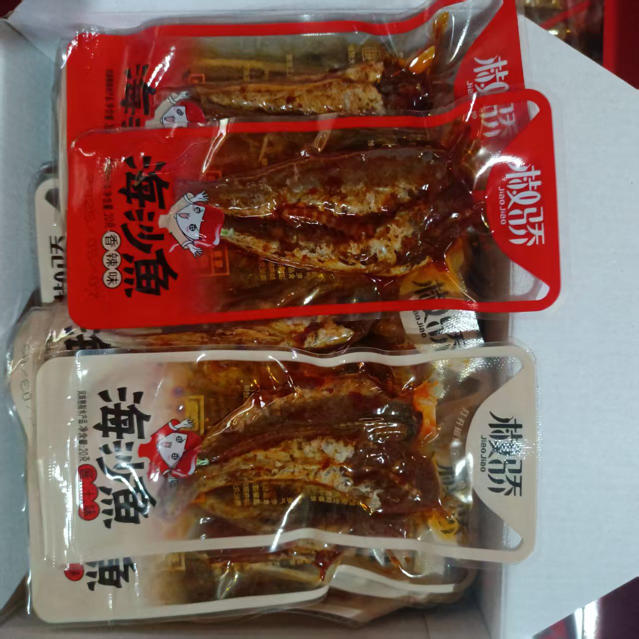 ️椒骄海沙鱼香辣酱汁味即食鱼干，让你的味蕾嗨翻天！