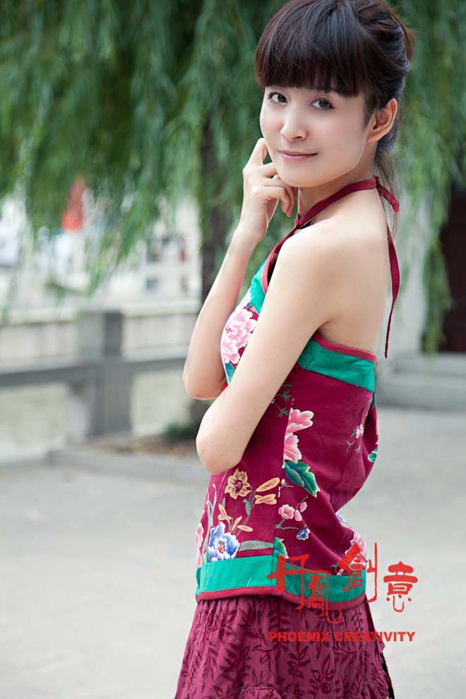 新款肚兜女性夏季性感印花吊带式内衣：如何在炎炎夏日展现高级感与舒适度？