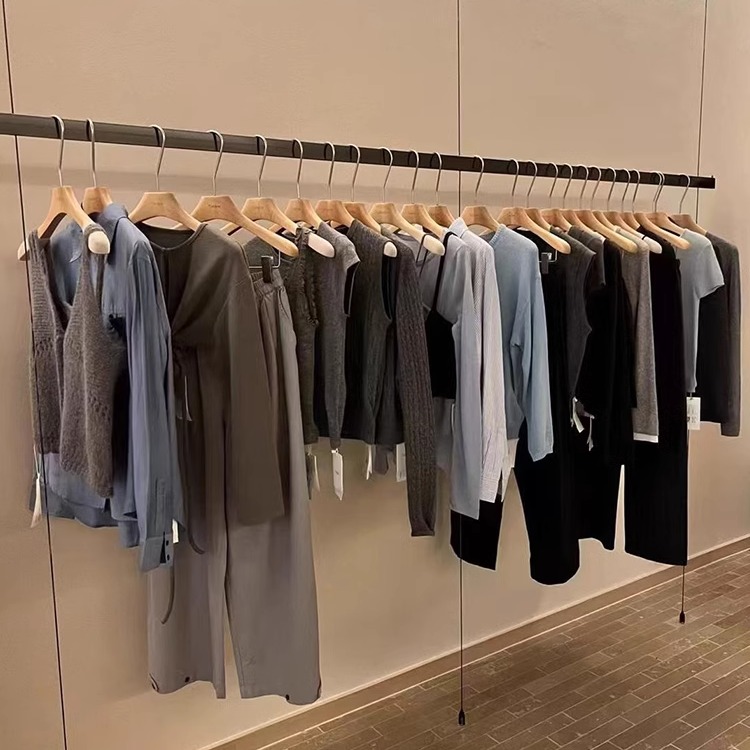 广州定制服装店展示架 | 工业风吊架上墙挂衣，喷砂网红吊架，买手店必备神器！