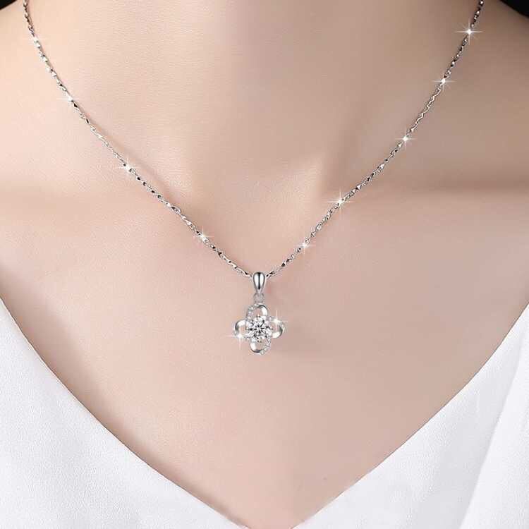 TIFF S925纯银镀铂金项链：奢华四叶草锁骨链，让你成为焦点✨