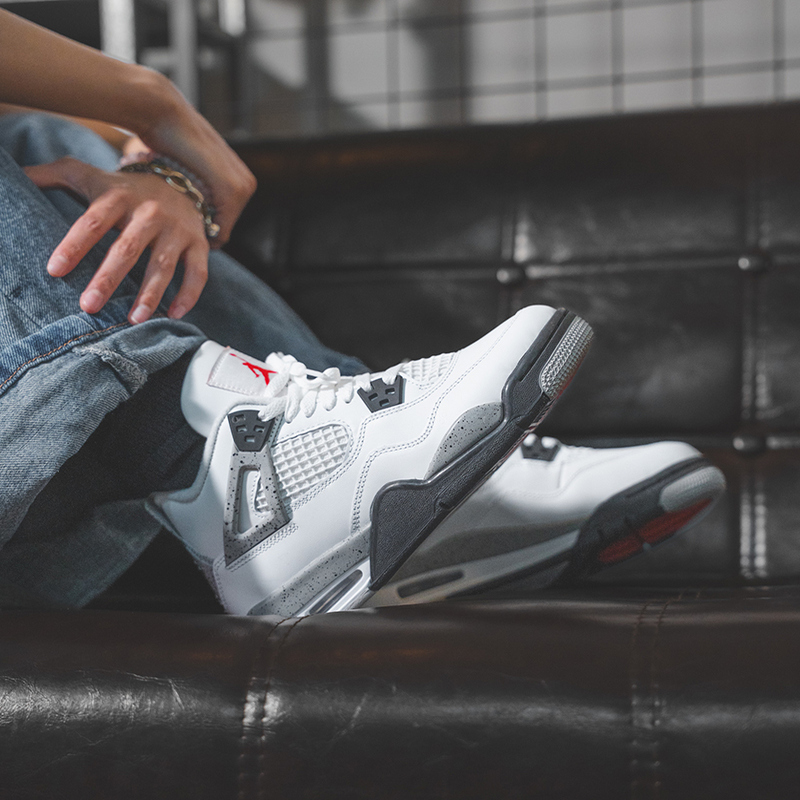 Air Jordan 4 Retro 白灰复刻版：复古篮球鞋界的时尚新宠！
