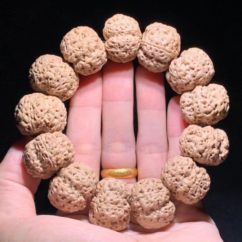 毕业级尼泊尔5星蜂王双龙巨肉五瓣六瓣大金刚菩提子散籽手串手持：如何挑选你的幸运符？