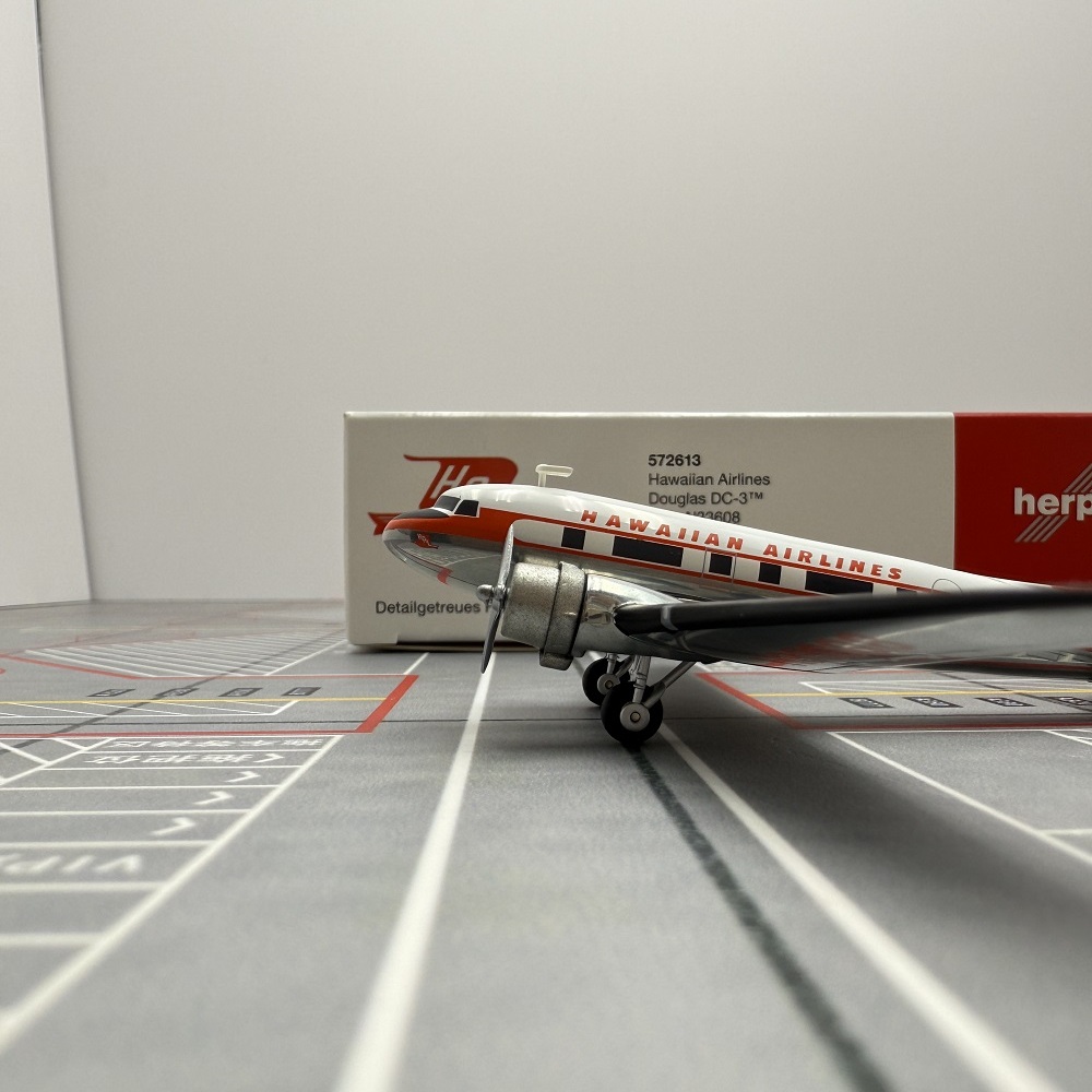 Herpa 1/200 夏威夷航空 Douglas DC-3 航模：迷你飞行梦想家的必备收藏！✈️