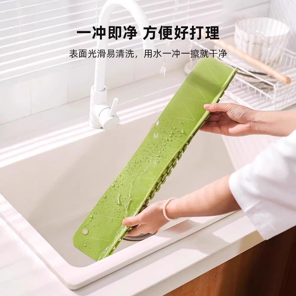 厨房卫生间防水神器：一体式吸盘水槽挡水板，防溅水的秘密武器！