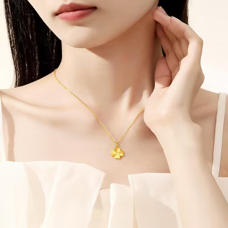 足金999纯金黄金镂空亮面工艺幸运四叶草吊坠项链：送给女友的浪漫礼物，她会心动吗？