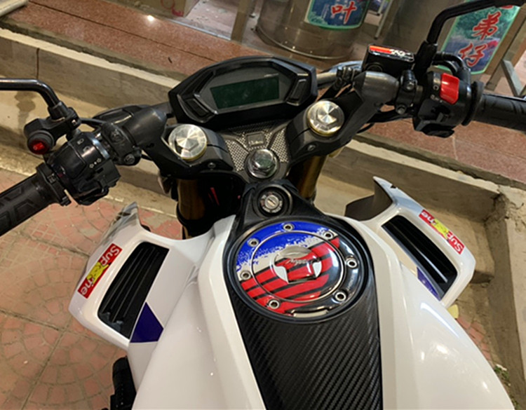 春风450MT油箱贴纸太香了！加厚防滑防磨神器，摩托车党必入！