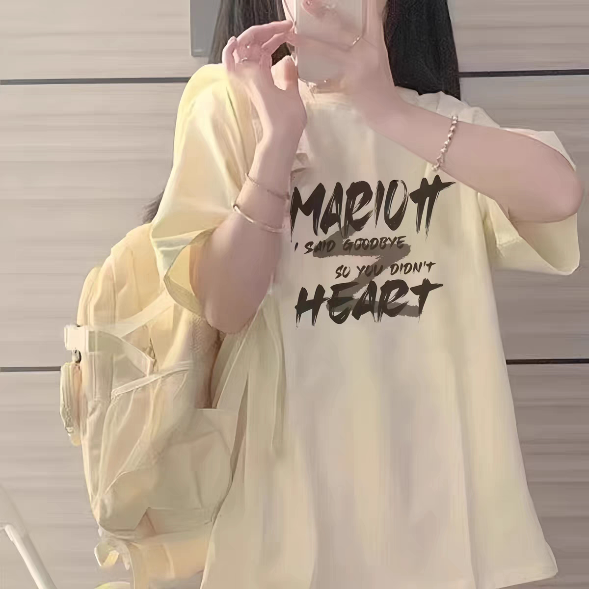 如何选择适合的蝴蝶结设计字母印花短袖T恤衫？