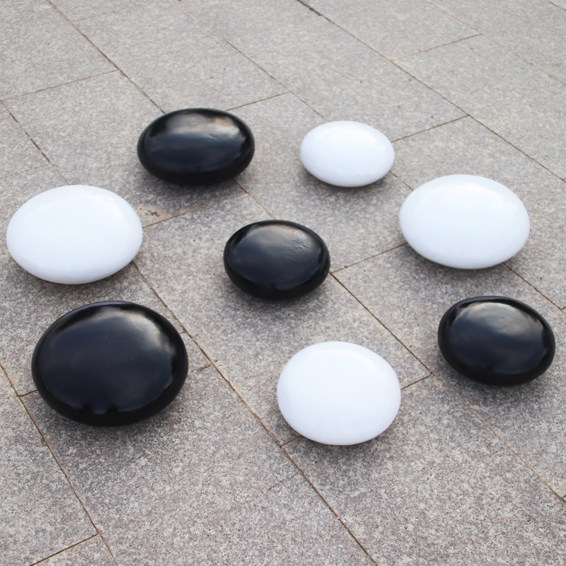 户外大型围棋玻璃钢雕塑：黑白棋盘上的艺术盛宴！