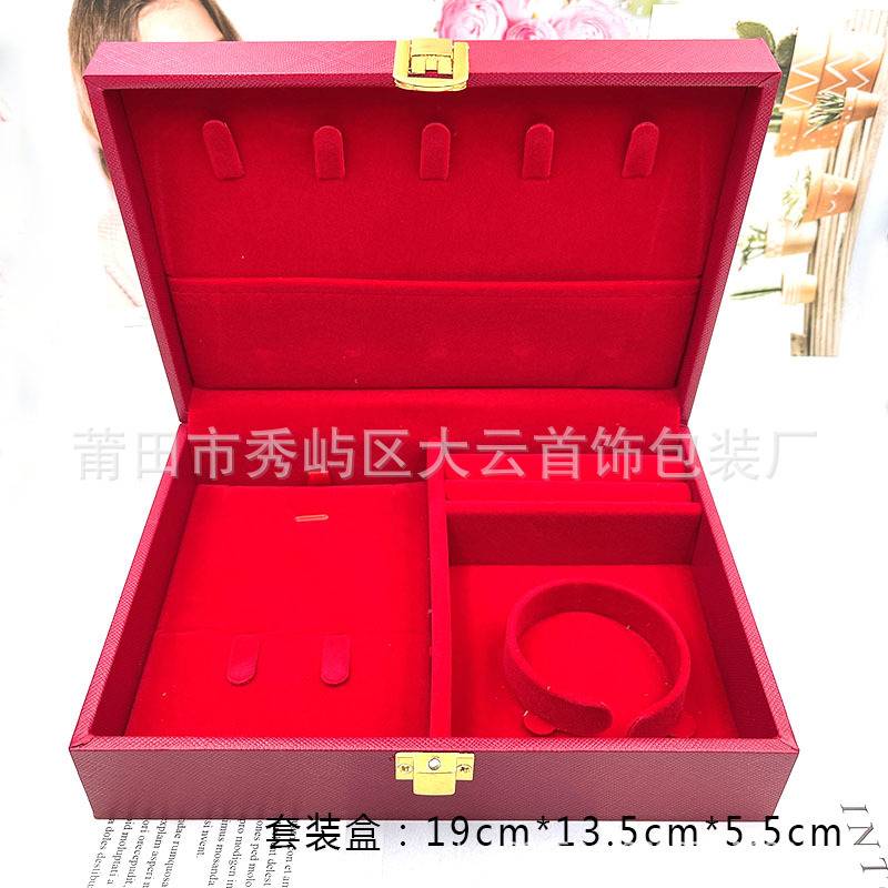 聘礼盒三金礼盒10万彩礼钱盒子：结婚礼金箱订婚现金盒，如何挑选最适合的婚礼用品大全？