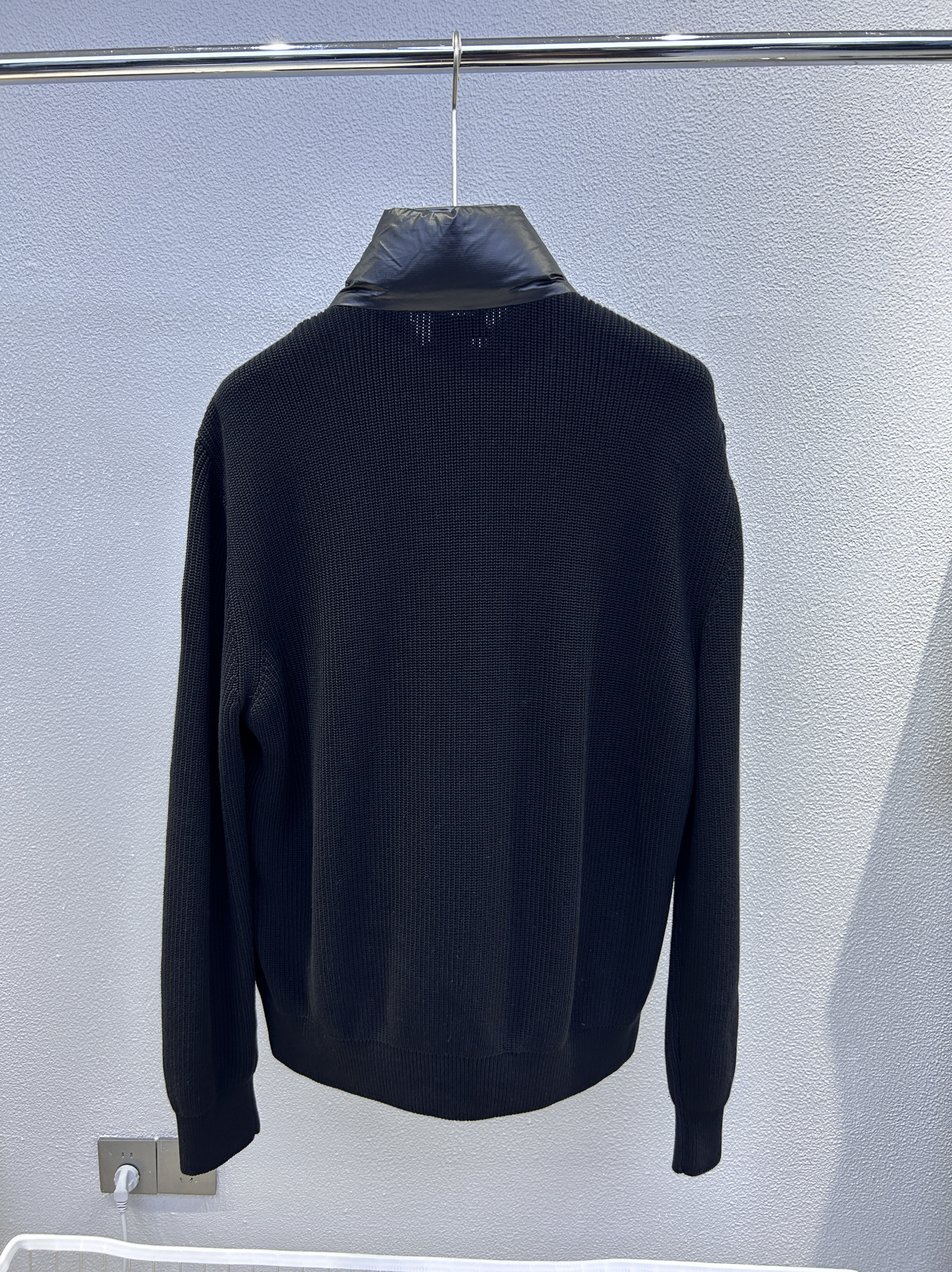 为什么盟可睐羽绒服无帽设计更受欢迎？