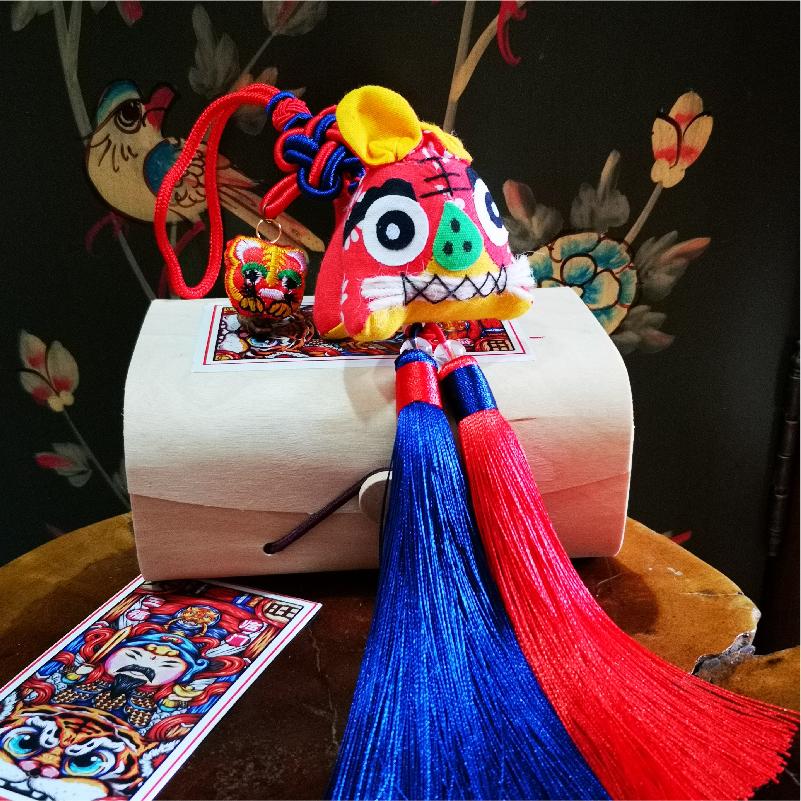手工布老虎车挂：五福祝福平安，中国结流苏挂饰，树皮礼盒里的传统艺术