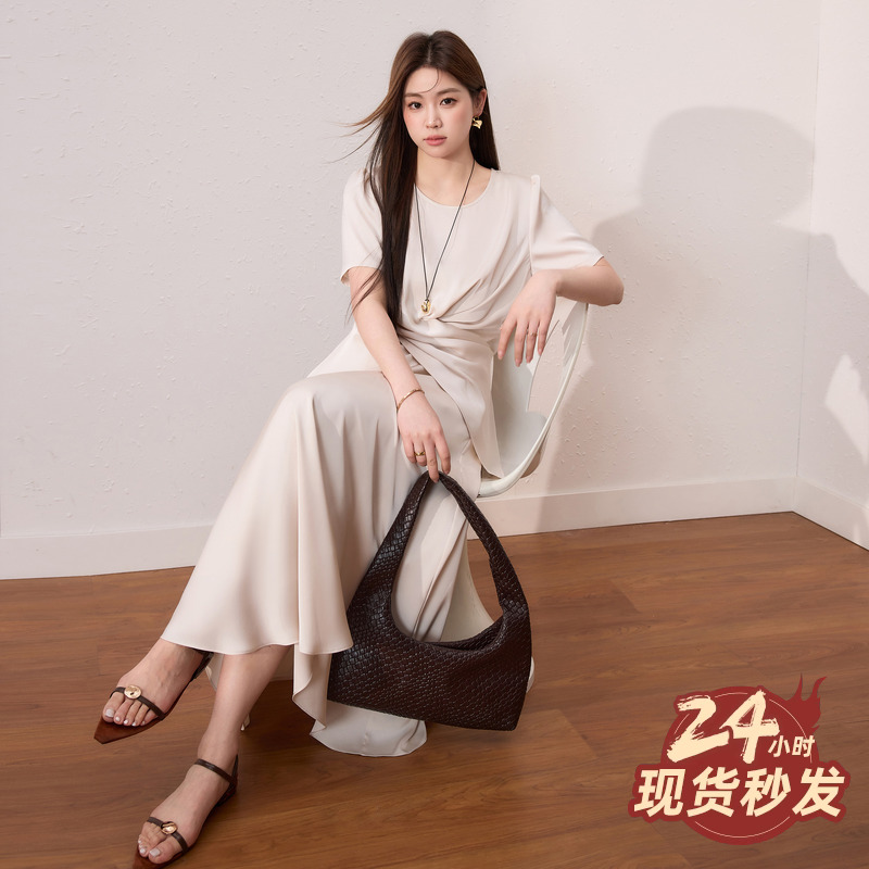 落落白月：小众设计感缎面套装，高端显瘦系带时尚两件套气质长裙，你值得拥有吗？