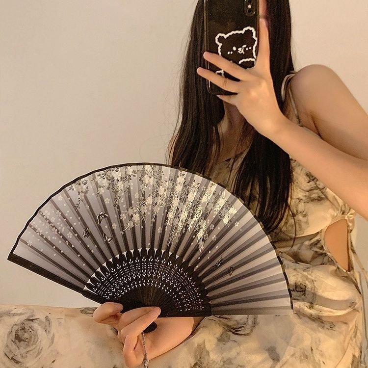 贝之韵鹅黄色旗袍：小个子女生夏日必备，穿上就是人群中的焦点