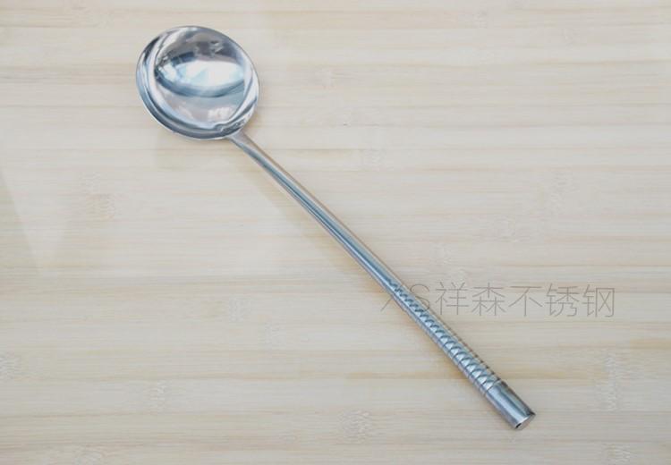 不锈钢长款炒菜厨师打汤勺：厨房里的必备神器，防烫手柄让你轻松掌控大厨风范！
