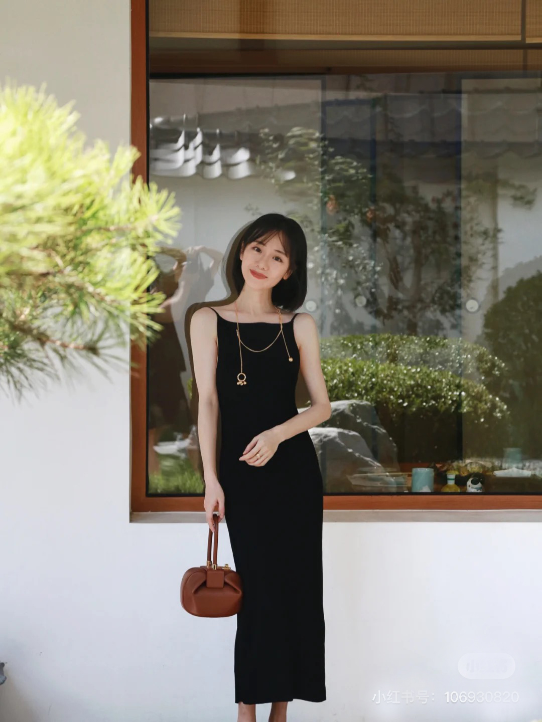 法式小黑裙变身夜店女王，性感露背长款针织连衣裙，聚会必备