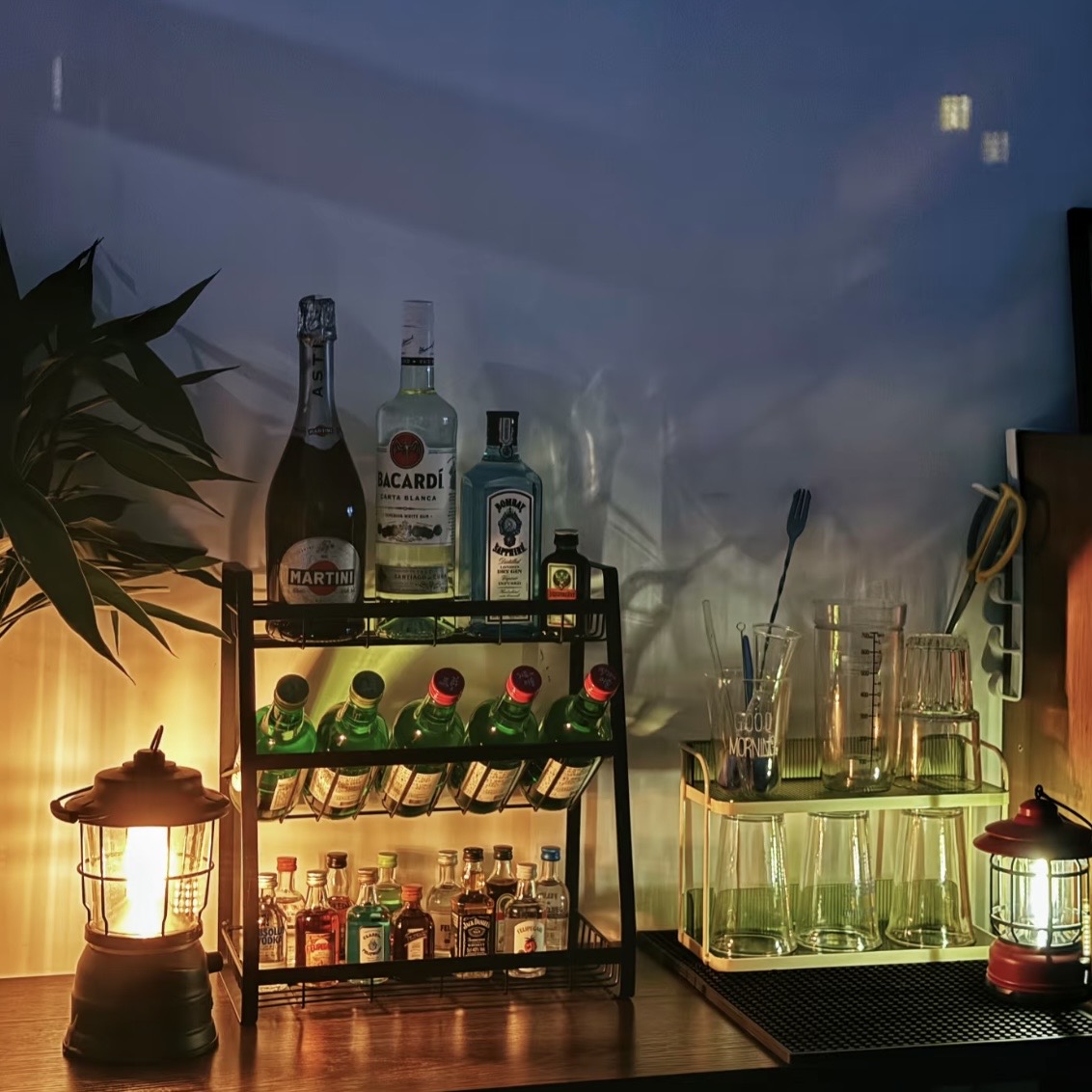 轻奢酒架：客厅里的艺术品，新款红酒架摆件如何点亮你的生活？