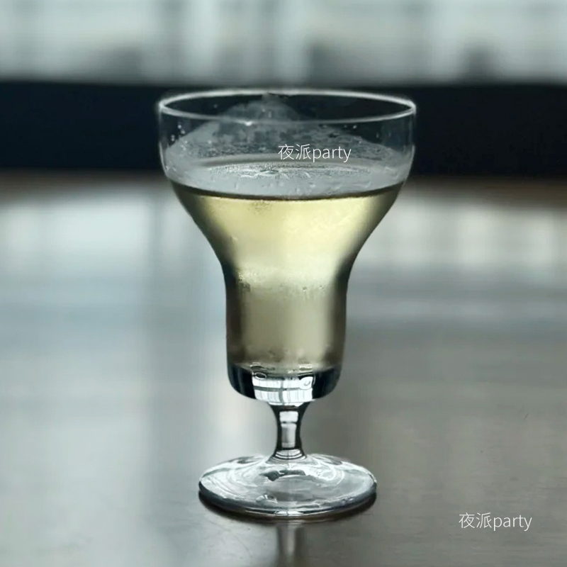 马天尼杯：酒吧里的优雅象征，调酒师的秘密武器✨