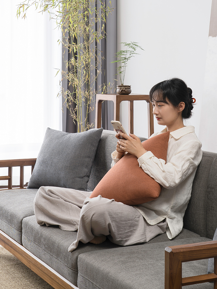 新中式黑胡桃实木沙发组合：现代简约中的贵妃储物艺术，大小户型客厅家具优选