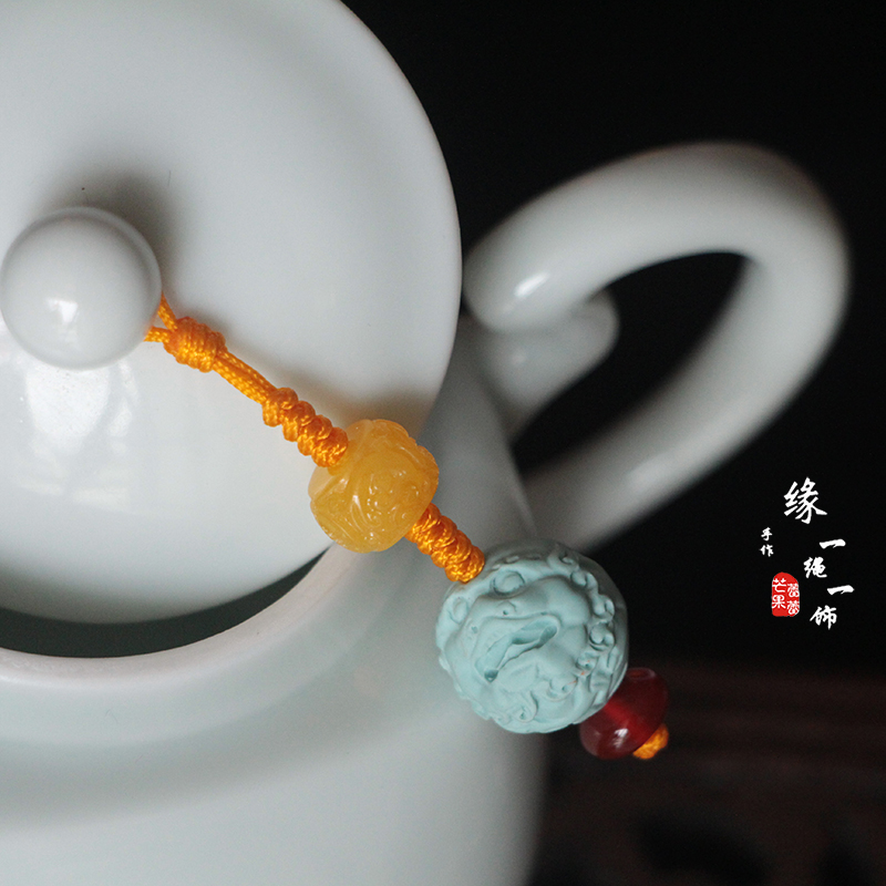 老蜜蜡随型茶壶小提溜茶壶绳紫砂壶西施壶配饰石瓢壶挂绳茶配：传统美学与现代生活的完美融合