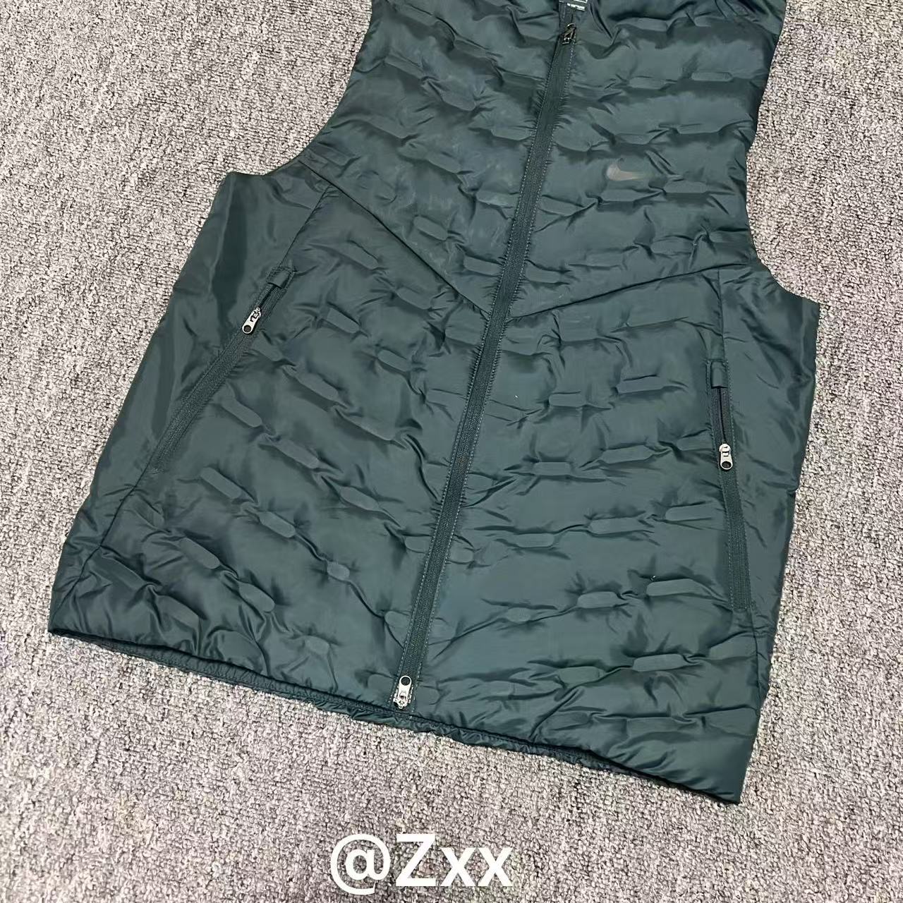 Nike耐克男子2024冬新款跑步运动训练拒水拼接羽绒马甲FB7543-010：冬季运动新宠，保暖又时尚
