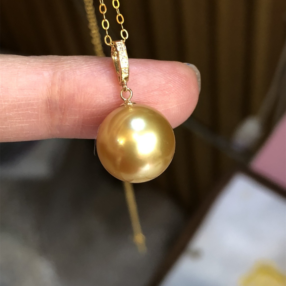 南洋白珠澳白吊坠：18K金钻石天然海水珍珠项坠项链，正圆强光镂空花，你值得拥有的奢华之选！