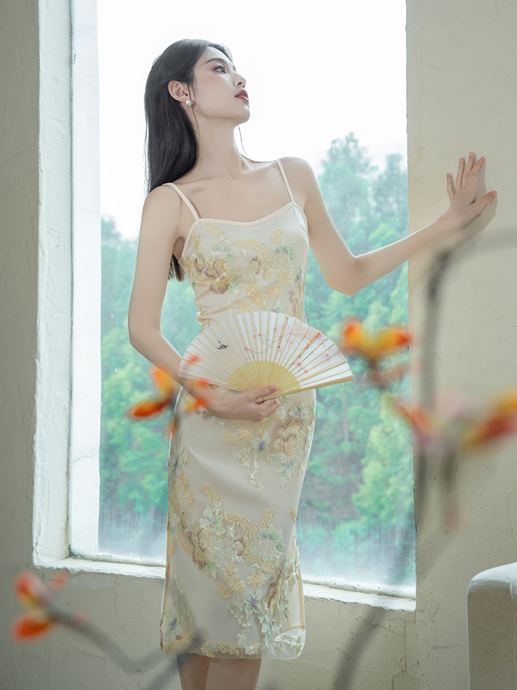 新款中国风新娘婚礼重工刺绣旗袍七分袖丝绸古法旗袍改良中式礼服：穿越时空的婚典华服