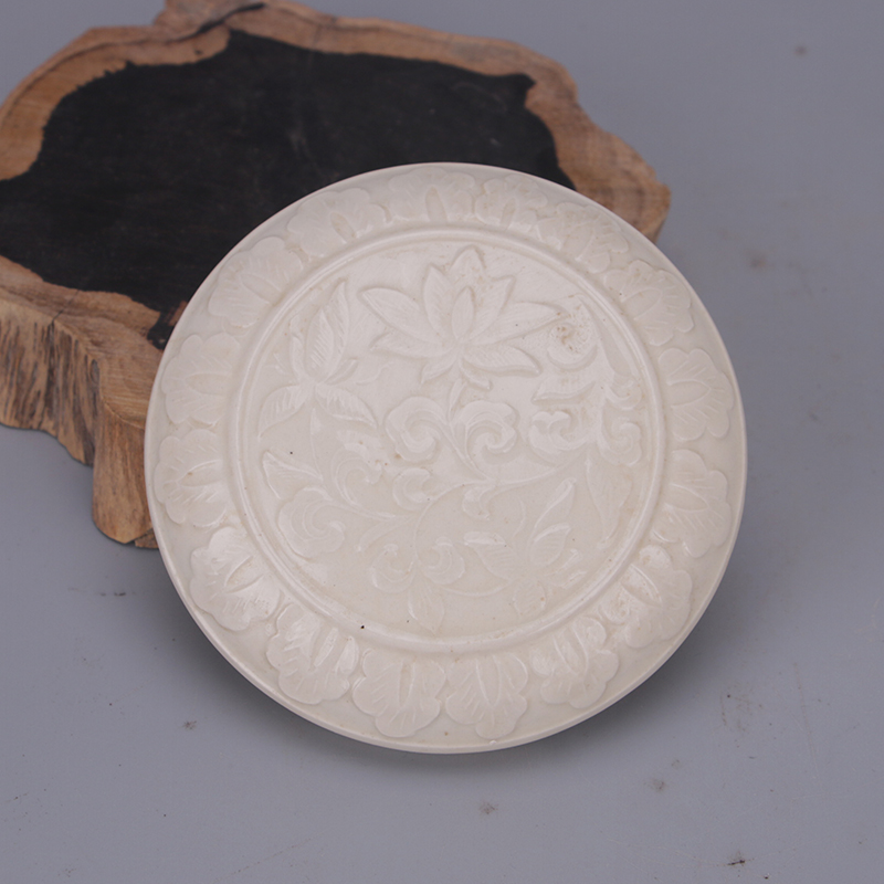 宋定窑刻花白釉香粉盒：穿越千年的精致，五大名窑中的艺术品