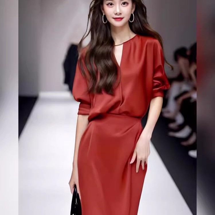 2025夏季女装红色上衣连衣裙套装：气质轻奢名媛赫本风收腰显瘦职业装，你值得拥有！