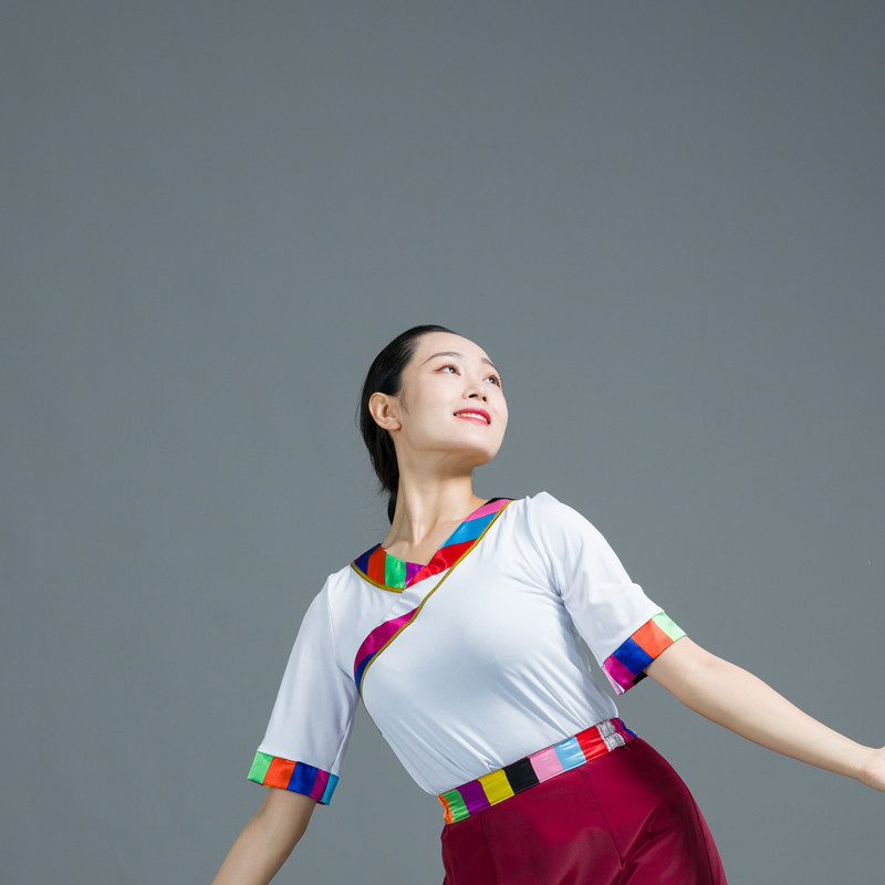 藏族民族舞蹈上衣新潮流：新款V领短袖练功服，让你舞动全场！