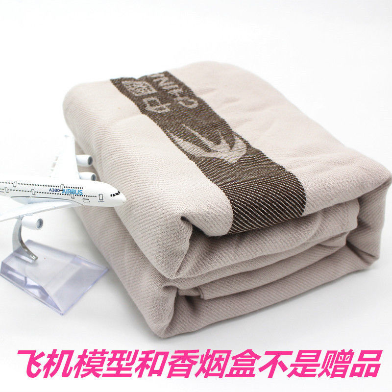 东航头等舱的秘密武器：米白色毛毯，你的飞行必备神器！