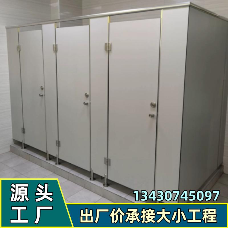 PVC卫生间隔断板 vs 抗倍特板：学校厕所隔断板防潮防水大比拼！