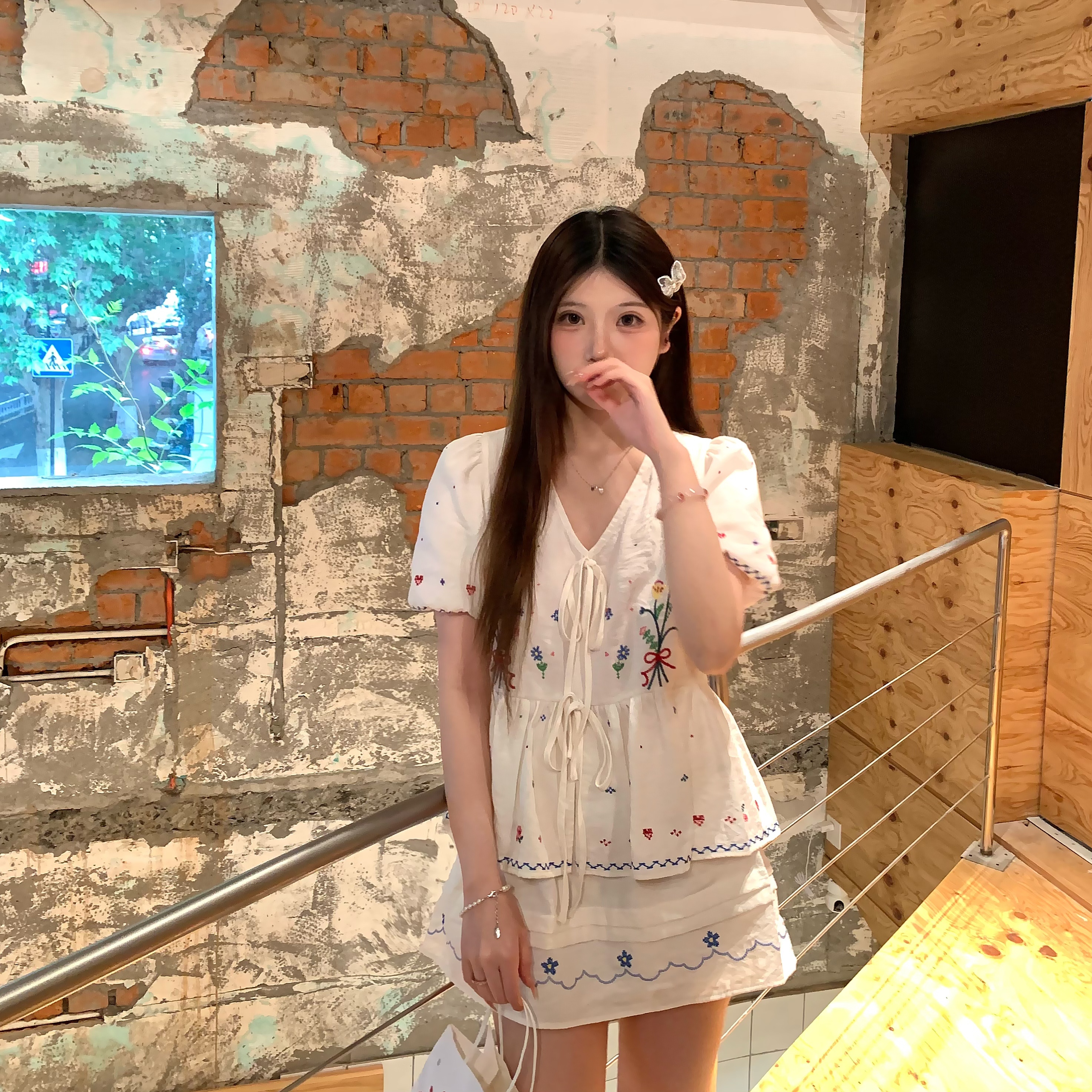 娇憨少女精致重工中古蕾丝衬衫短裙套装：穿越时空的优雅魅力