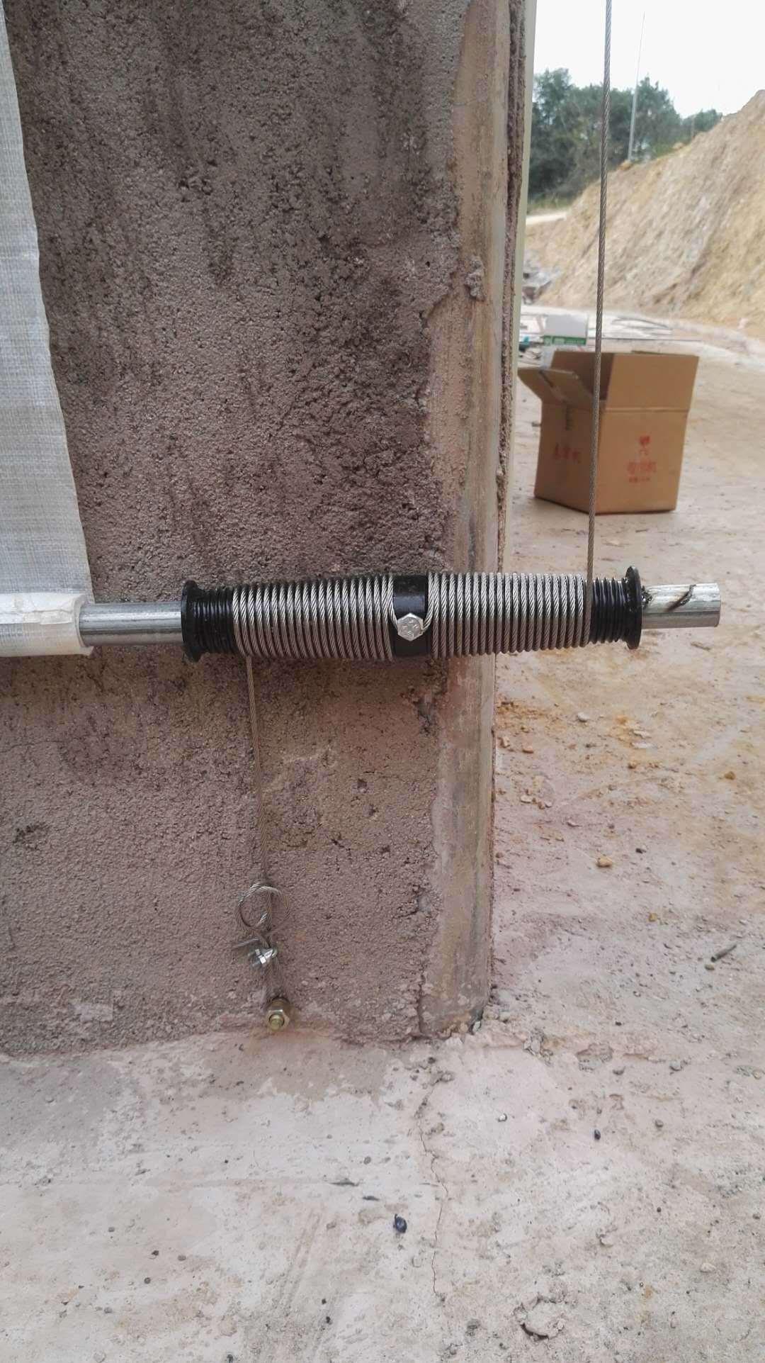 养猪场的秘密武器：手摇卷帘机自锁大棚卷帘布升降器摇膜器，如何成为养殖界的“卷王”？