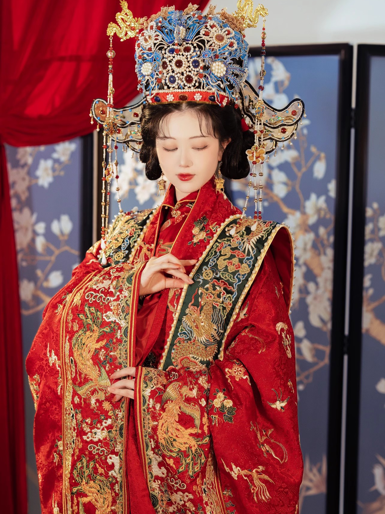 【出租】云河千色百鸟朝凤特别版明制汉服婚服婚礼嫁衣凤冠霞佩：穿越时空的华美嫁衣