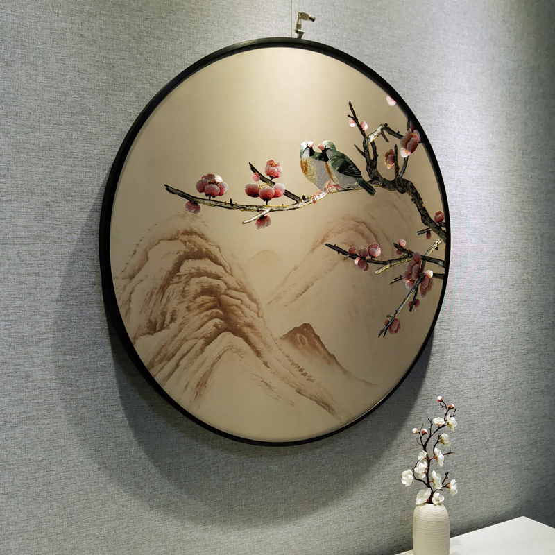 新款高端客厅挂画梅花喜鹊刺绣装饰画，苏州绣圆形壁画成品现货，你家也需要这抹艺术气息吗？