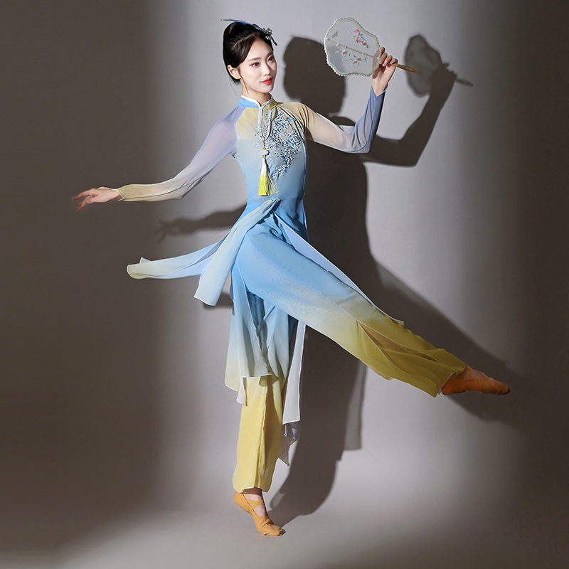 淡妆浓抹总相宜：女子团扇群舞表演服夏季古典舞演出服新款，演绎东方美学新风尚！