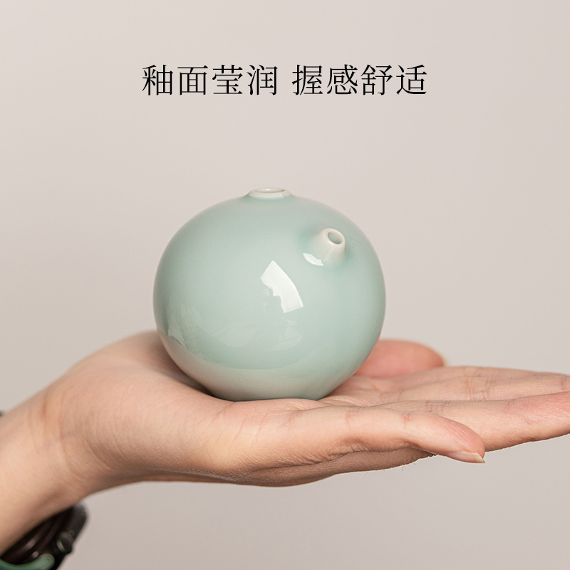 龙泉青瓷小镇胡小春：全手工香瓜形水滴砚滴，传承宋代哥窑精品