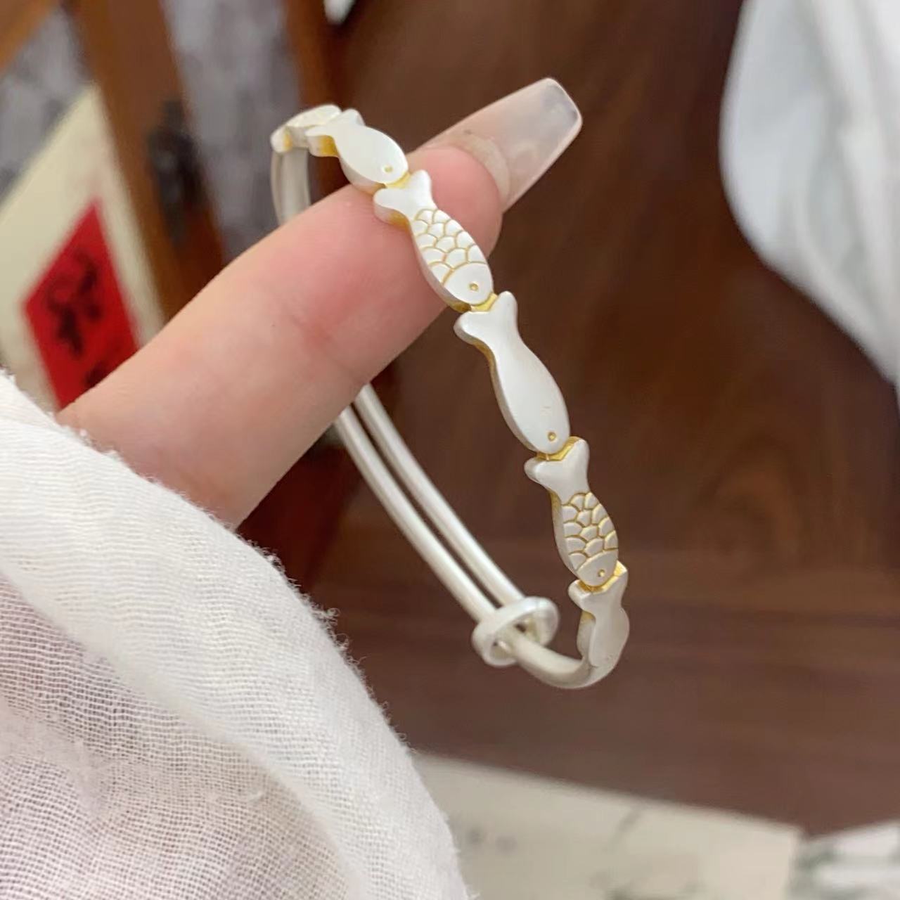 老福黄金莫比乌斯环手镯：送给女友的无限爱意，生日礼物新选择！