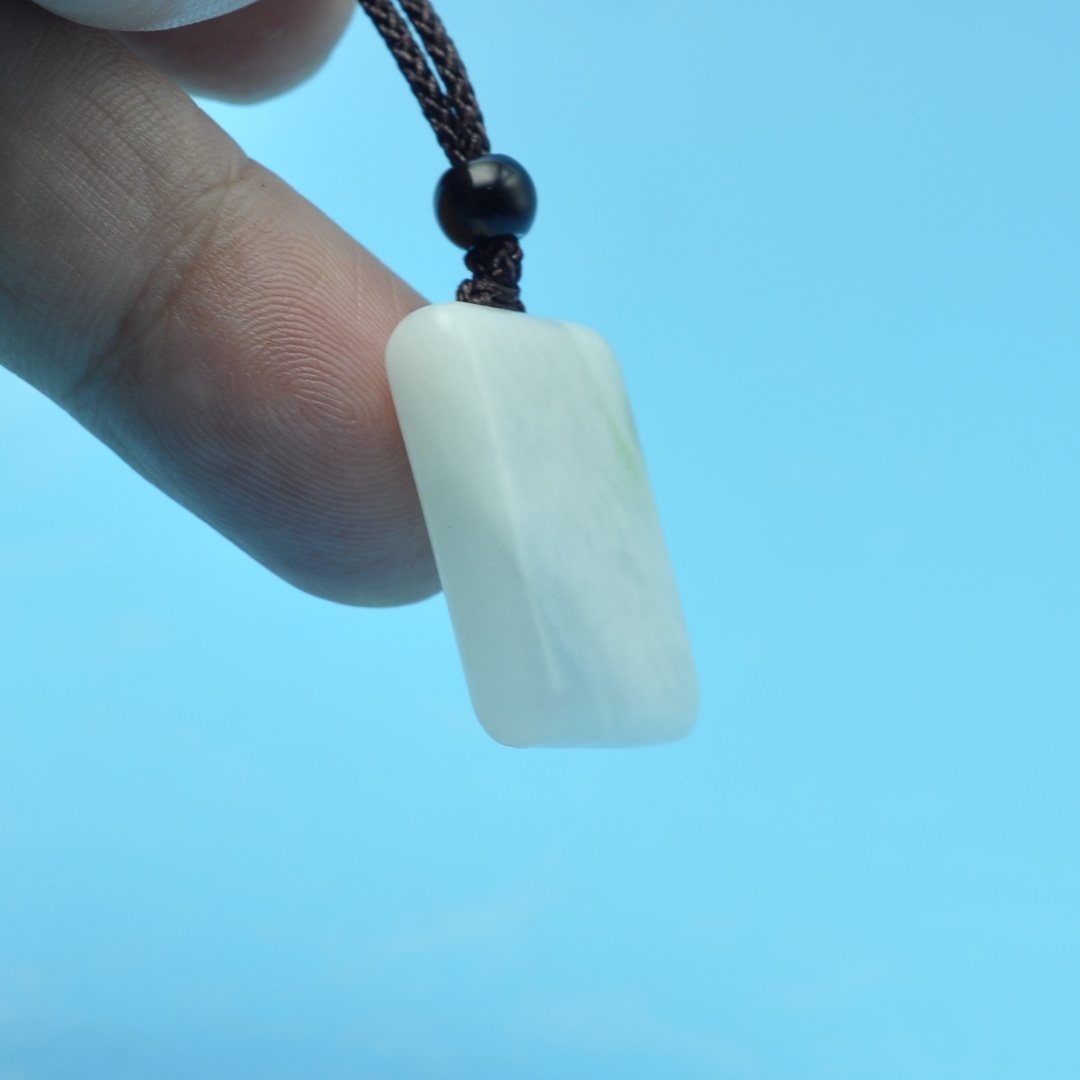 真品天然南阳独山玉平安牌吊坠：绿白相间的东方美学，你值得拥有！