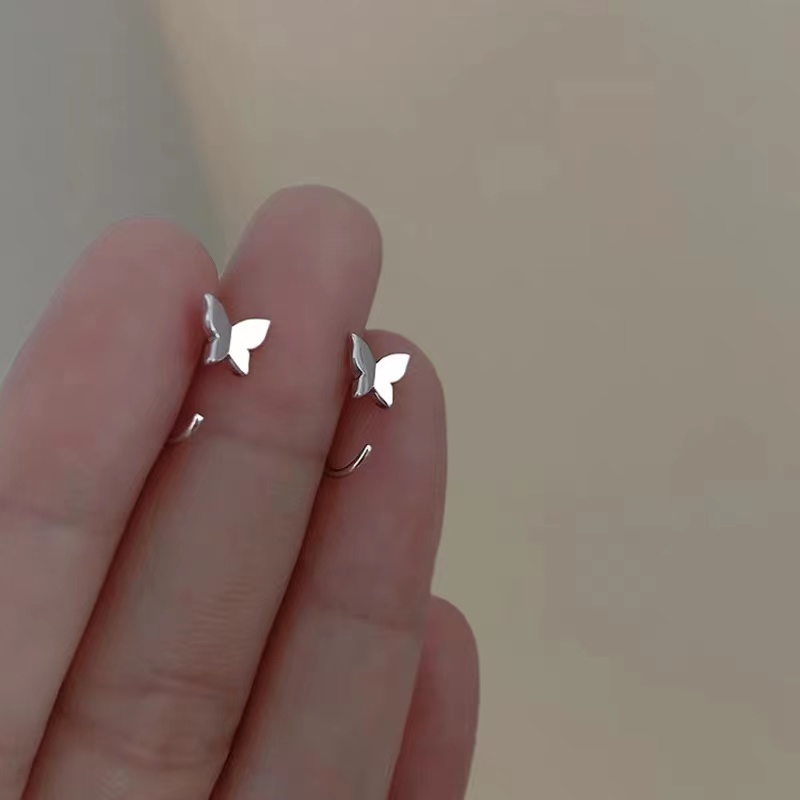 光面足银小耳钩：精致小巧，闪耀你的每一次回头