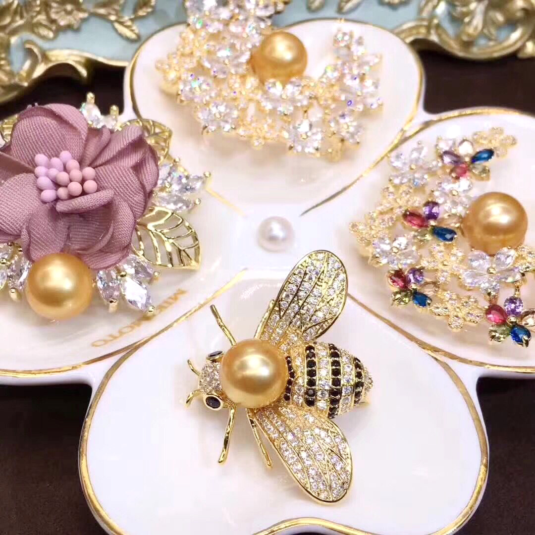胸针的正确戴法女，绝绝子的时尚小技巧，让你瞬间高级感爆棚！