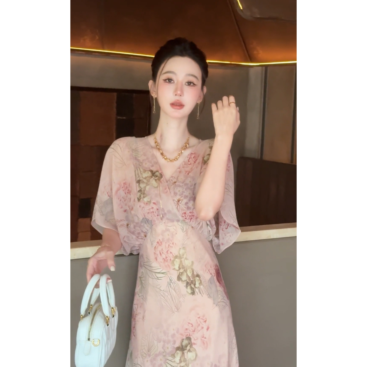 法式V领香槟色无袖缎面连衣裙：2025夏季必备的优雅女神战袍✨