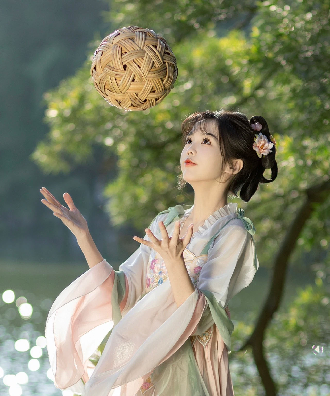 15cm手工编织蹴鞠球：穿越千年的足球艺术，天然藤球的摄影与游戏新风尚！