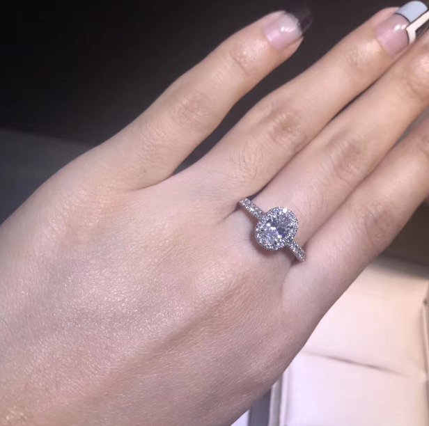 小本莫桑证书莫桑钻GRA一证一码标签，揭秘莫桑石珠宝三件套黑卡胶套装的真相！