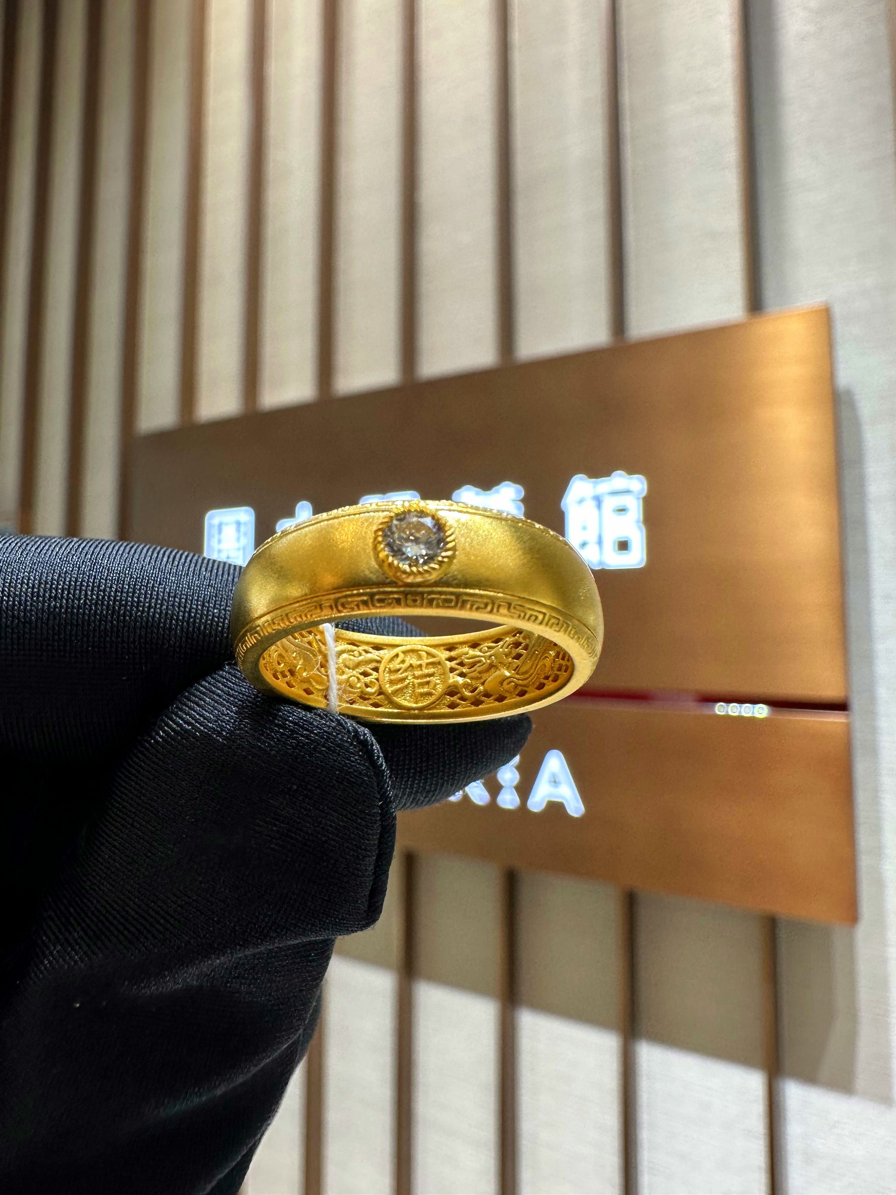 周大福人生四美足金黄金钻石戒指：天下无双，诠释真爱的完美象征！