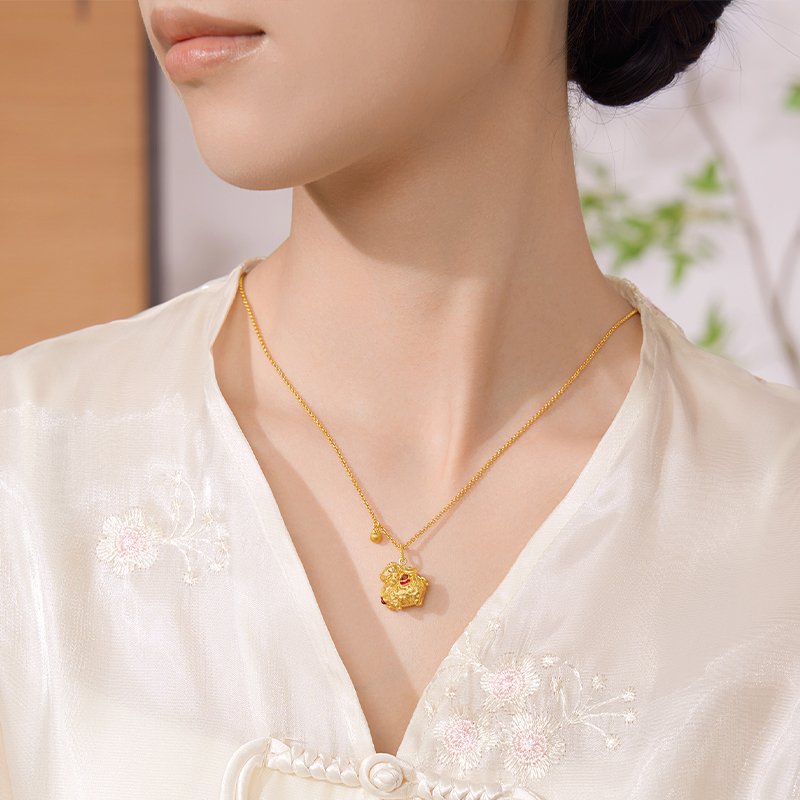 新品女999足金马上有钱珐琅彩小马黄金吊钻镶嵌莫桑钻5D无氢工艺：时尚与财富的完美结合✨